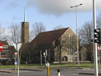 905726 Gezicht op de Tuindorpkerk (H.F. van Riellaan 5a) te Utrecht, vanaf de Kardinaal de Jongweg (voorgrond).